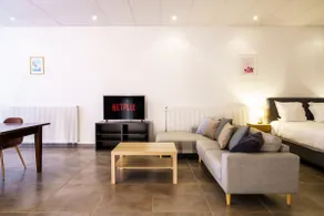Family Apartment with Kitchen and Garden View - Image 2