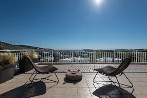 Bright, cozy penthouse with a stunning sea view - Image 4