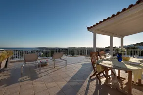 Bright, cozy penthouse with a stunning sea view - Image 2