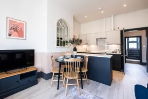 Stylish Grade II Listed 2 Bed Flat w. Roof Terrace - Image 2