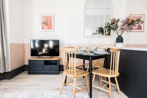 Stylish Grade II Listed 2 Bed Flat w. Roof Terrace - Image 3
