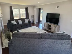 Executive Rental - 4 bed, 4 bath fully furnished home W/L2 EV Charging Station - Image 4