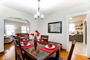 Charming 3 bdr! City location! Great parking! - Image 3