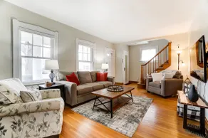 Charming 3 bdr! City location! Great parking! - Image 2