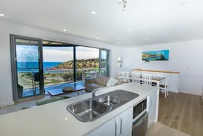 Shearwaters Apartment Waterfront Accomodation - Image 5