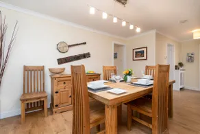 3-bed seaside bungalow nr beach/harbour - Image 3