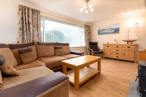 3-bed seaside bungalow nr beach/harbour - Image 2