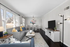 Cozy Getaway,King Bed, Game Room, Near Shops Cafes - Image 3