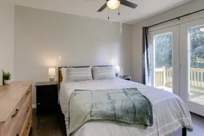 Cozy Getaway,King Bed, Game Room, Near Shops Cafes - Image 4