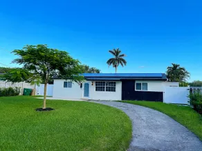 Modern lakeside pool home near hardrock and fll airport  - Image 3