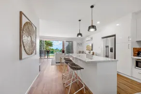 Sophisticated & stylish beachside apartment with pool - Image 3