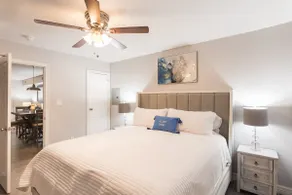 King SIze 🛏 Fast WiFi 📶Central Workspace & Cozy✅ - Image 2