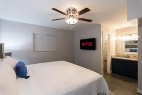 King SIze 🛏 Fast WiFi 📶Central Workspace & Cozy✅ - Image 5