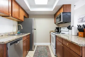 Vegas Oasis! Spacious condo w/ pool 5 min to strip - Image 3