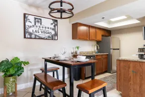 Vegas Oasis! Spacious condo w/ pool 5 min to strip - Image 4