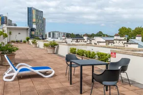 Charming Chippendale Escape with Rooftop Pool - Image 4