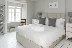 Wisteria Cottage, 5* Location, Parking, Cotswolds - Image 3