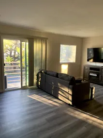 Newly renovated studio with balcony and kitchen - Image 5
