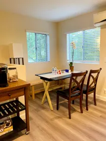 Newly renovated studio with balcony and kitchen - Image 4