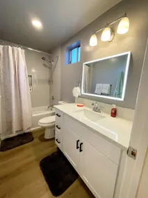 Newly renovated studio with balcony and kitchen - Image 3