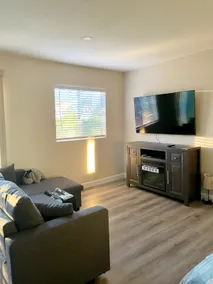Newly renovated studio with balcony and kitchen - Image 2