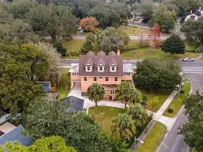 The Gator Manor – 6 Bedrooms Walk to UF / Stadium - Image 4