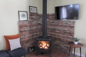 Redwood Lodge - Cottage w/ Sauna & Fireplace - Image 3