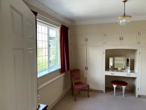 Spacious bungalow with large private garden - Image 5