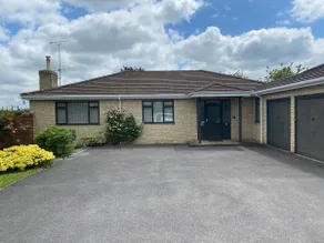 Spacious bungalow with large private garden - Image 3