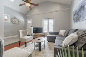 Trendy Downtown Home + Parking, COZY Hess House!!! - Image 2