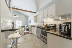 Trendy Downtown Home + Parking, COZY Hess House!!! - Image 3