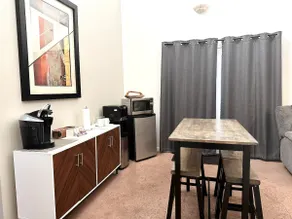 Large Comfy Cottage- Close to Downtown - Image 4
