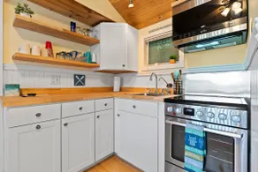 Sleeps 6, 2 Bath, Large Private Deck, Beach & Pool - Image 4