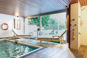 Exclusive country villa with pool, sauna and garden - Image 2