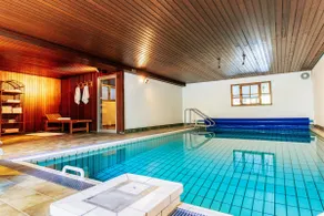 Exclusive country villa with pool, sauna and garden - Image 3