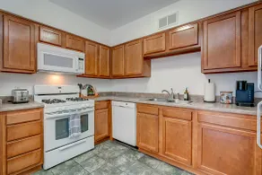 Cheerful 1 bedroom townhouse with pool access! - Image 4