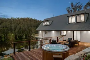 Macdonald Lodge - A Luxury Riverfront Retreat - Image 4