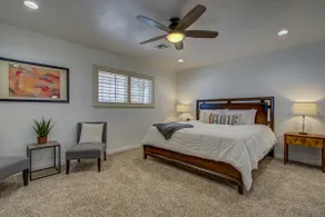 Entire Spacious, Cozy home with backyard retreat - Image 4