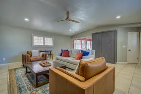 Entire Spacious, Cozy home with backyard retreat - Image 3