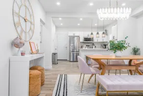 Adorable 3-bedroom home, downtown w free parking - Image 2