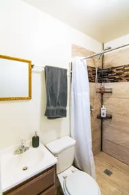 Cozy 1 Bedroom Apartment Gated Outdoor Space #4032 - Image 2