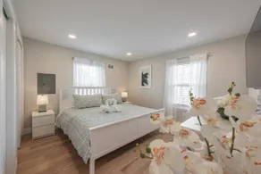 Sunny Downtown 2BR w/ Parking - Image 5