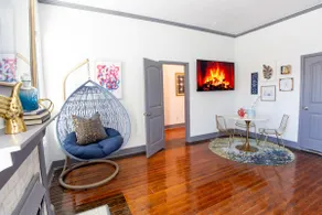 Stunning Mid-Century Loft Downtown City View - Image 2