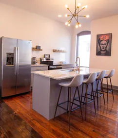 Stunning Mid-Century Loft Downtown City View - Image 4