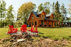 The Salty Pearl: Your Oceanfront Log Home Haven - Image 4