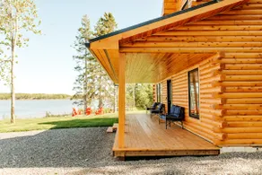 The Salty Pearl: Your Oceanfront Log Home Haven - Image 2