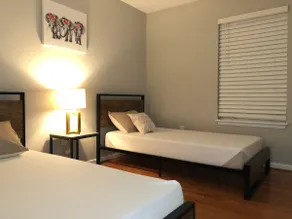 3-bedroom residential home with free parking - Image 5