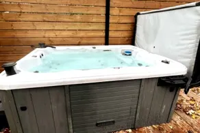 Lakeside Escape 3-Bedroom Bungalow with a Hot Tub - Image 5