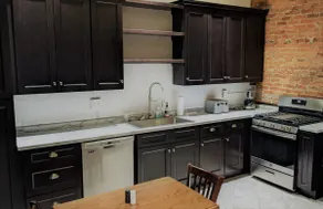 Vintage two bedroom walk-up apartment - Image 5