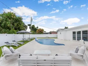 Villa Bianco ☀️Spacious Luxury 5 bed 3.5 bath ☀️New Pool & BBQ ☀️Aventura Mall  - Image 2